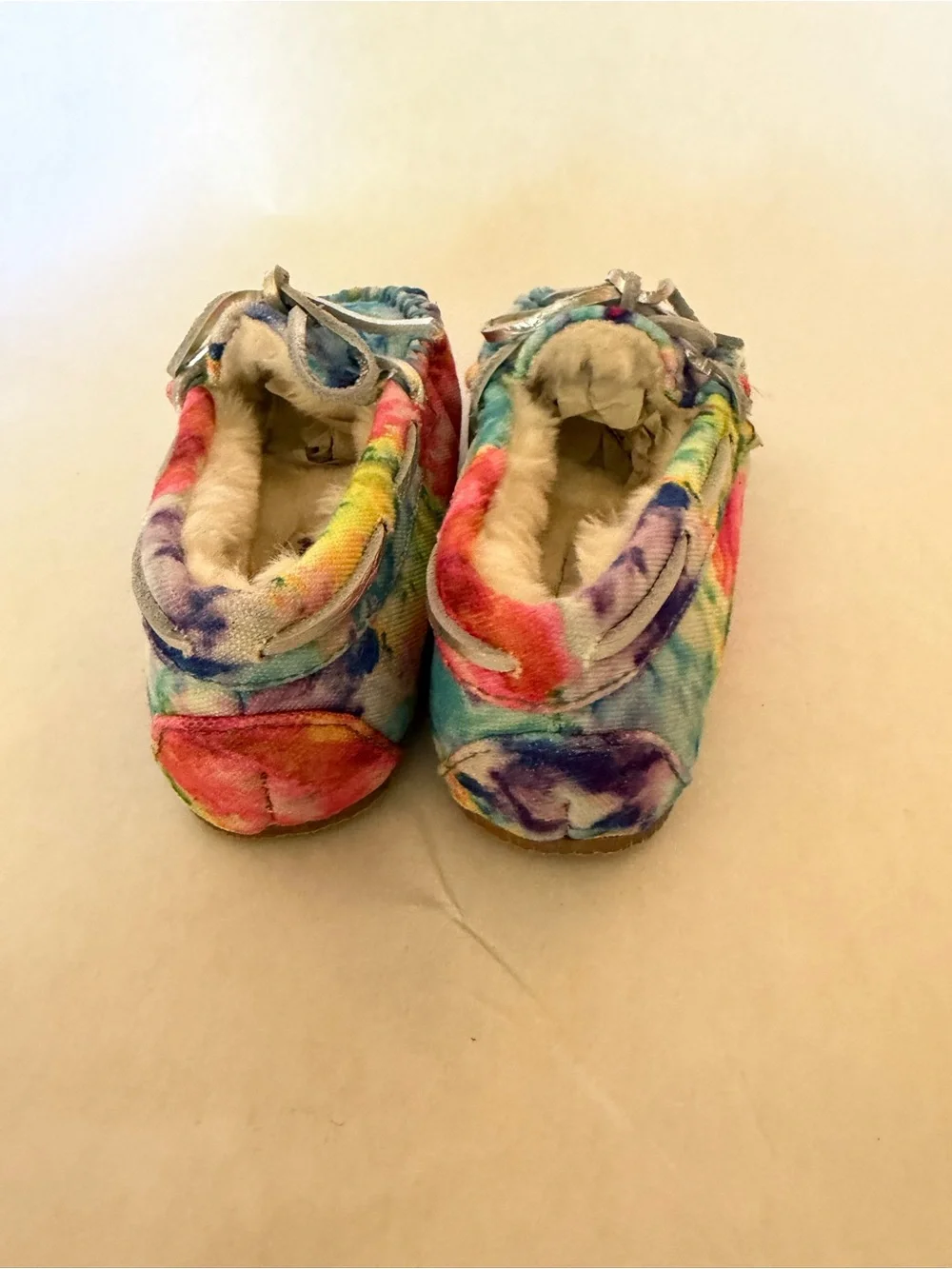 Minnetonka Tie-Dye Faux Fur Lined Kids Moccasin Slippers - Multi